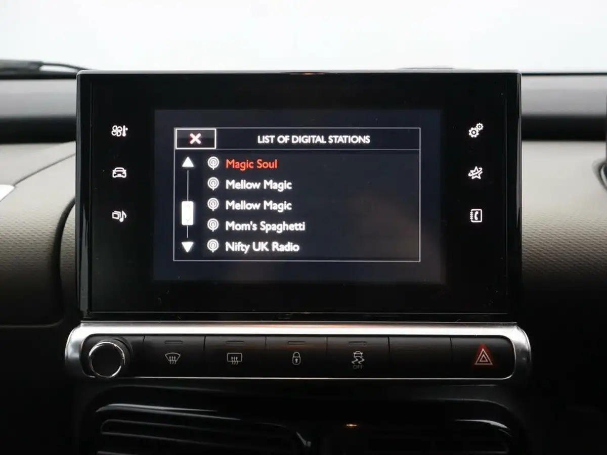 2015-citroen-c4-cactus-16bluehdi-feel-big-13