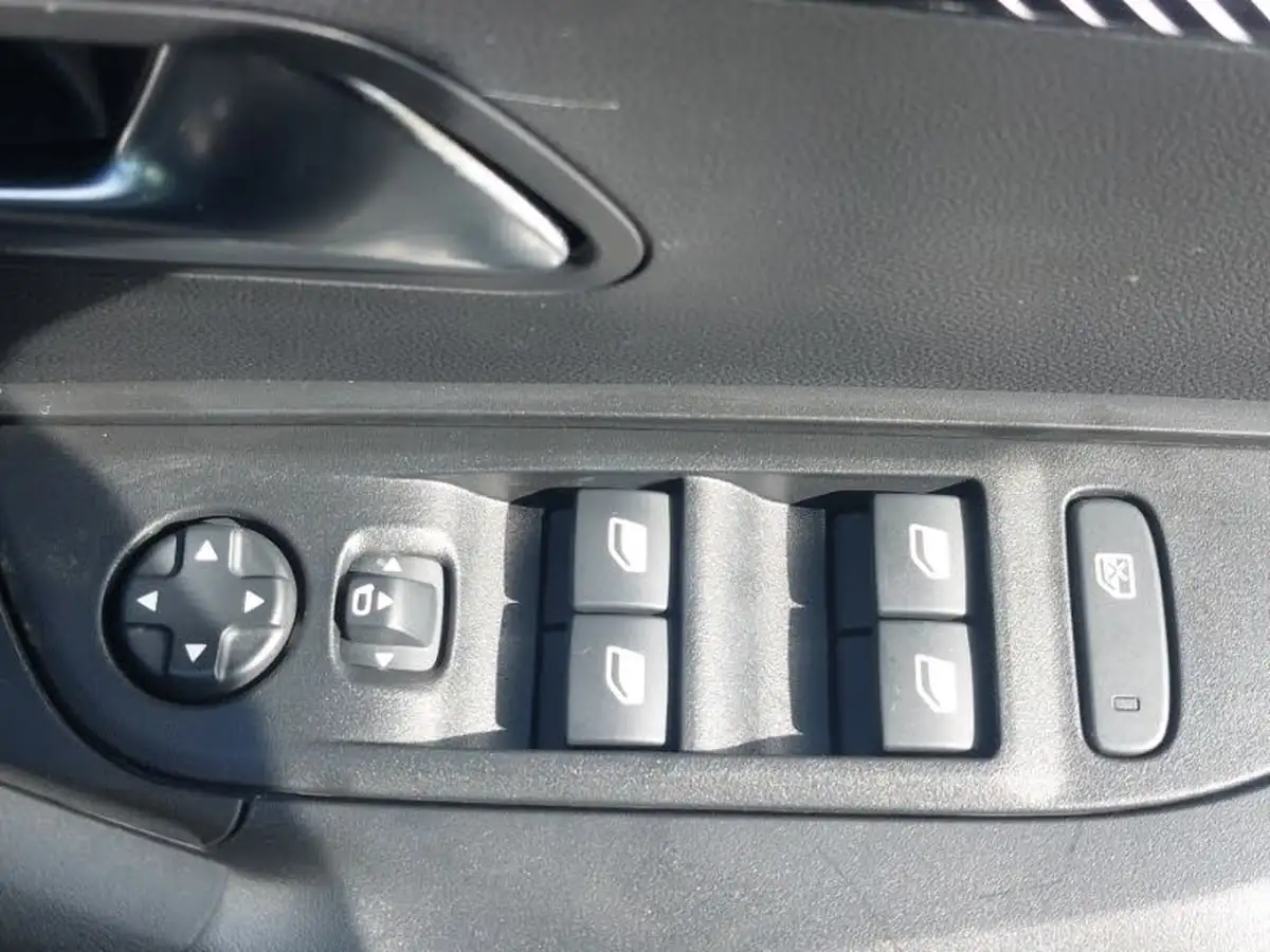 2025-peugeot-2008-suv-12-puretech-allure-130ps-big-13