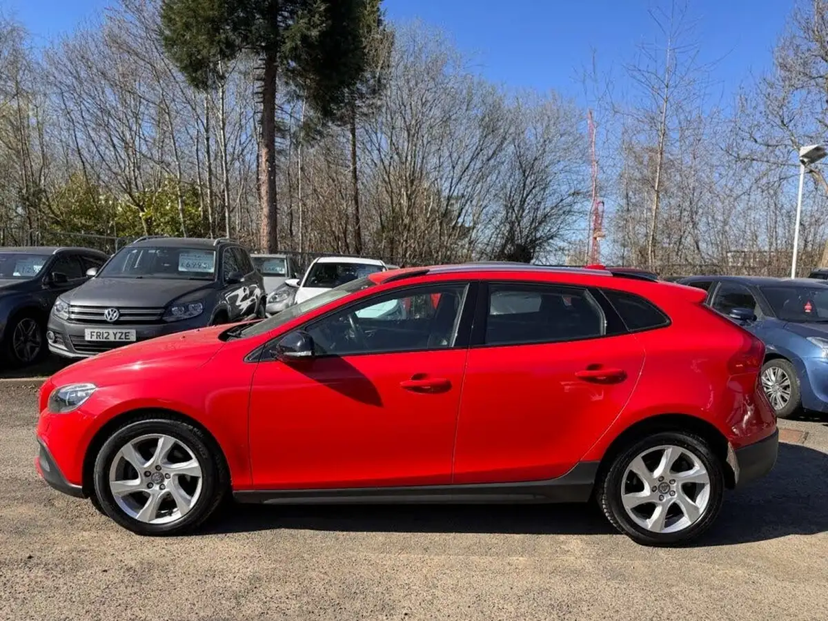 2014-volvo-v40-16td-d2-cross-country-lux-powershift-big-3