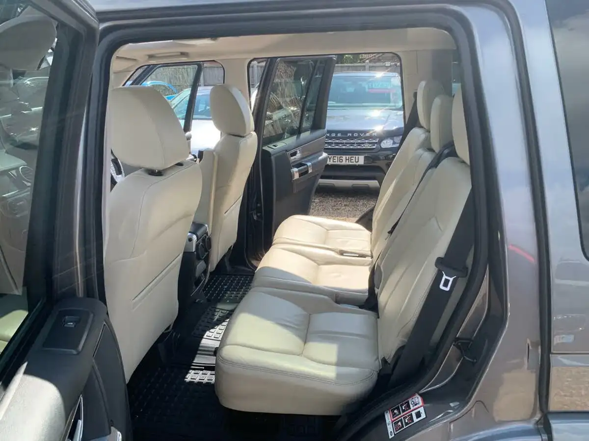 2015-land-rover-discovery-4-30-sd-v6-hse-big-43
