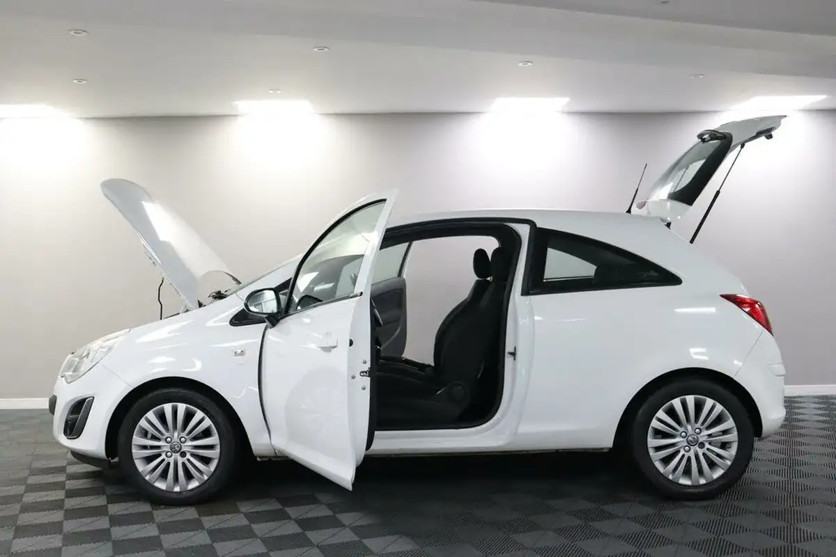 2011-vauxhall-corsa-12-excite-3d-big-3