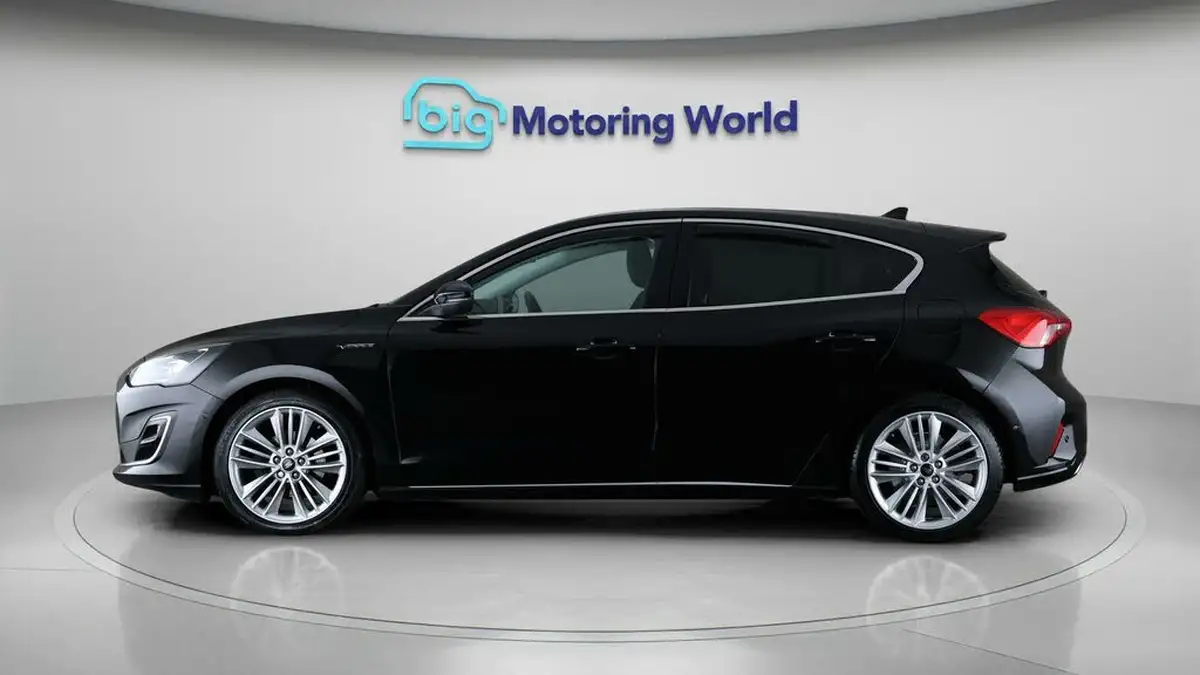2020-ford-focus-15-vignale-hatchback-big-3