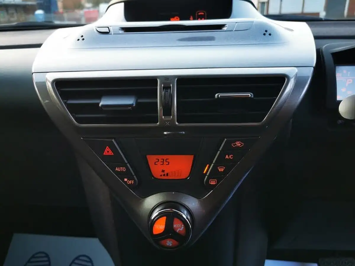 2010-toyota-iq-10-2-multidrive-big-11