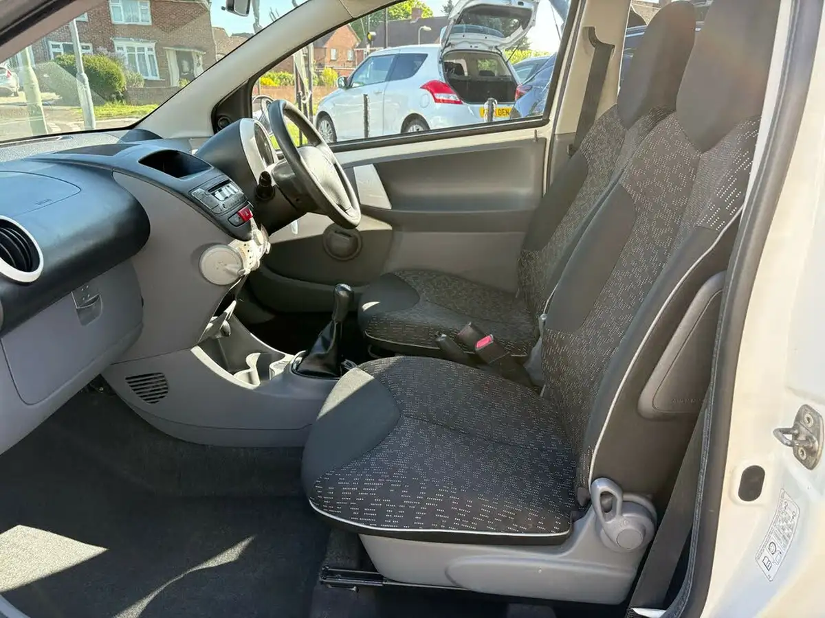 2011-peugeot-107-10-sportium-3d-big-9