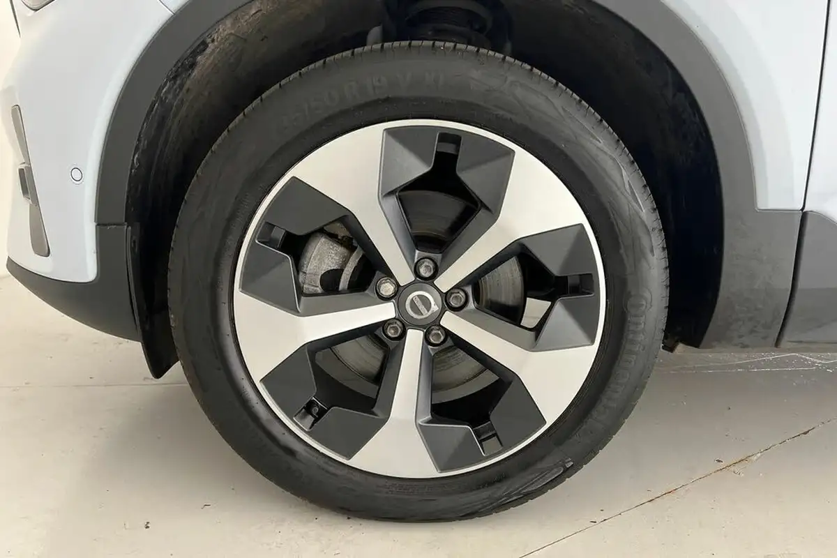 2024-volvo-xc40-20-b4-plus-big-4