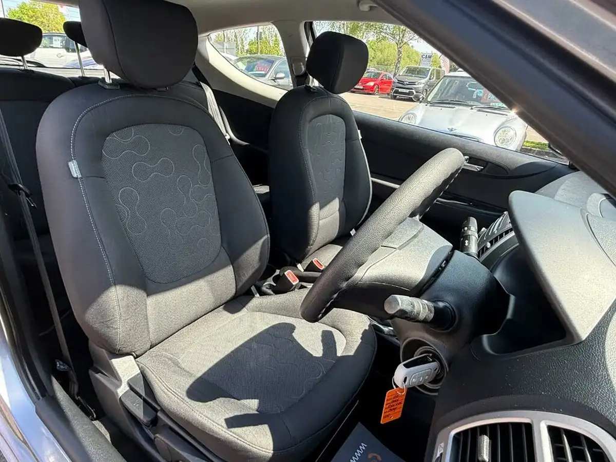 2011-hyundai-i20-12-comfort-3d-big-31