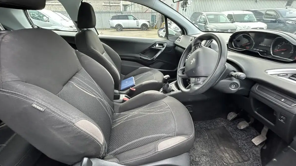 2014-peugeot-208-12-active-vti-3d-big-2