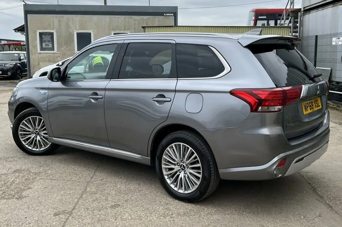 2018-mitsubishi-outlander-24-5h-phev-big-3