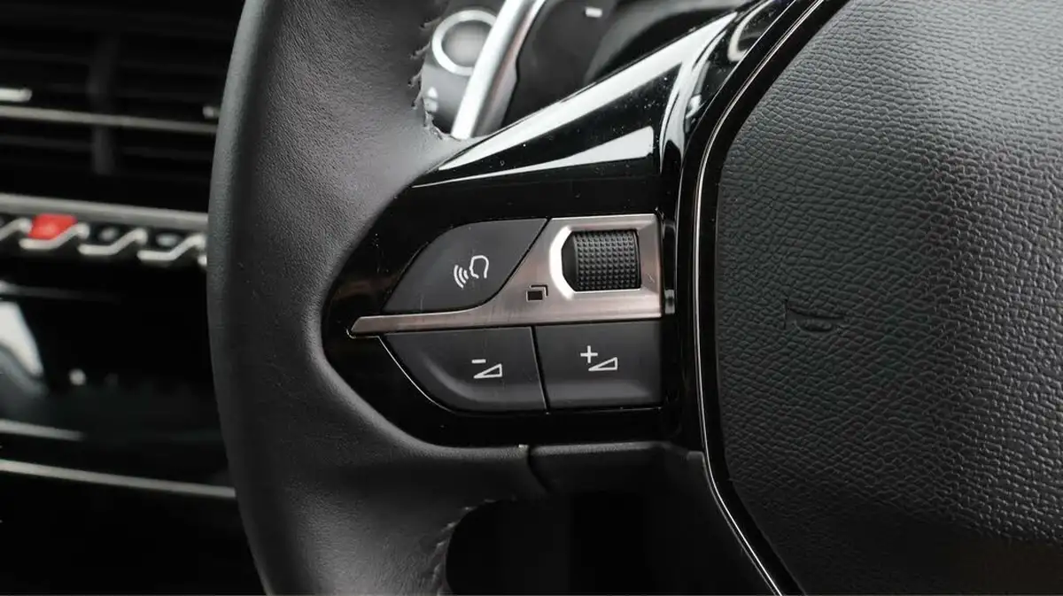 2023-peugeot-208-12-puretech-allure-premium-100ps-eat8-big-22