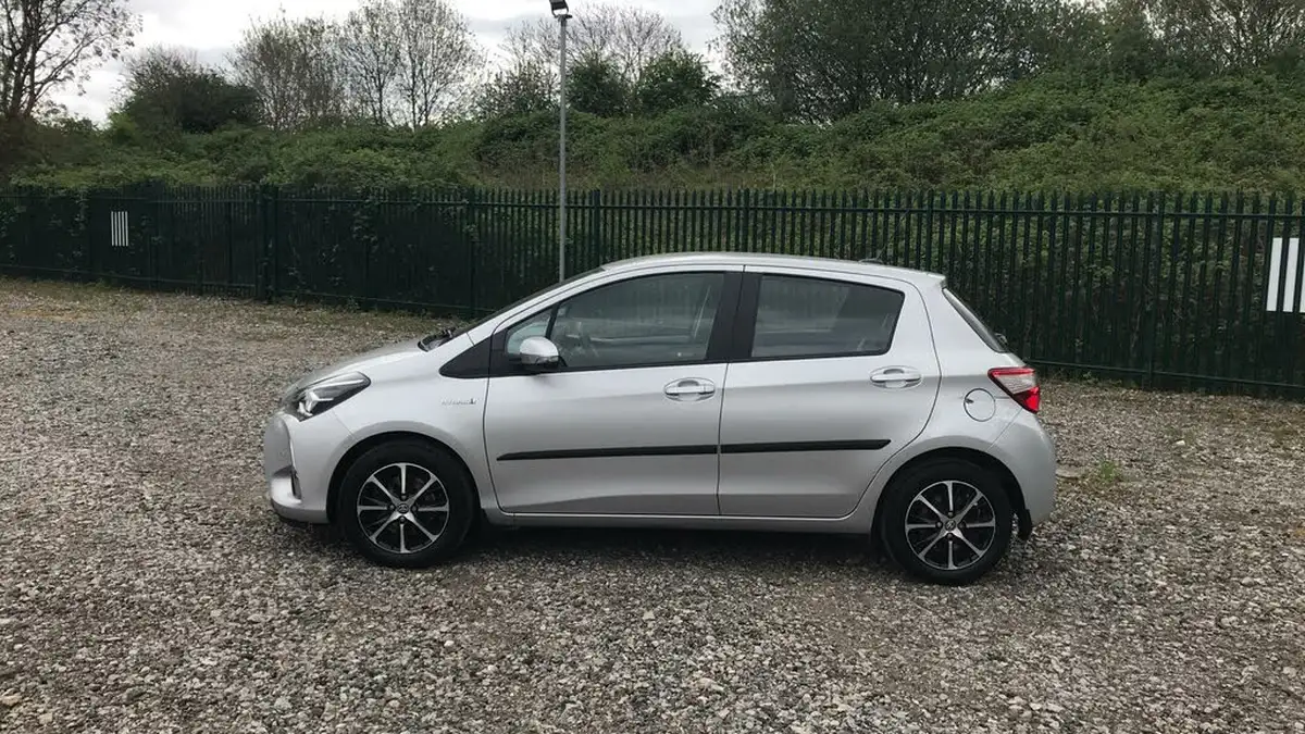 2019-toyota-yaris-15-vvt-i-icon-tech-hybrid-big-16