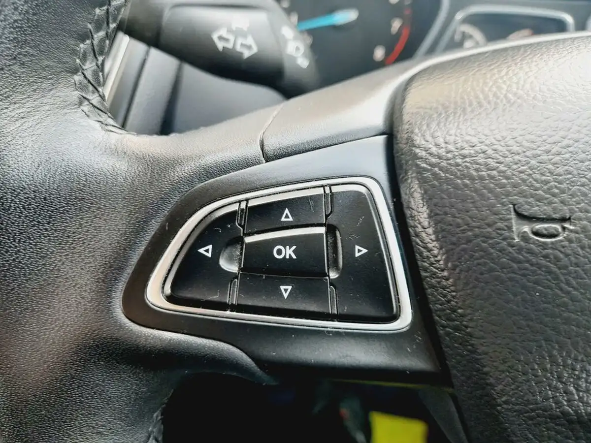 2015-ford-focus-16-zetec-estate-big-18