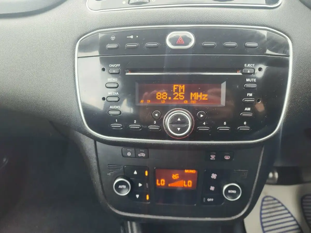 2014-fiat-punto-12-easy-3d-big-16