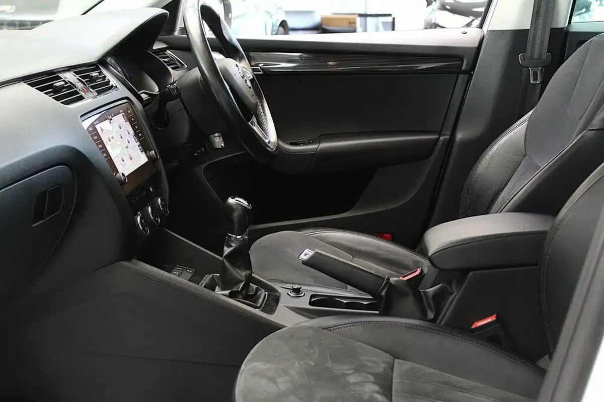 2019-skoda-octavia-20tdi-se-l-estate-big-17