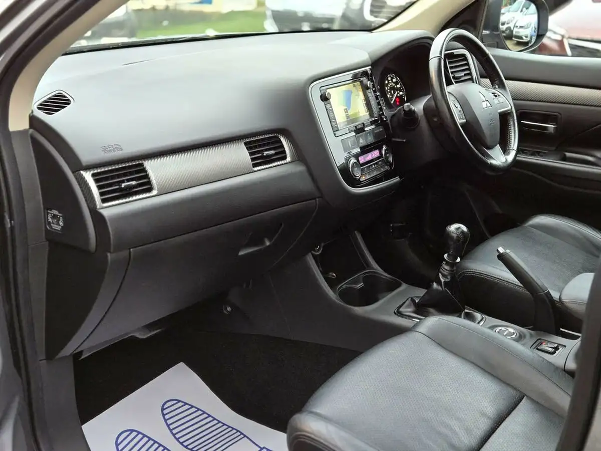 2014-mitsubishi-outlander-22di-d-gx4-big-10