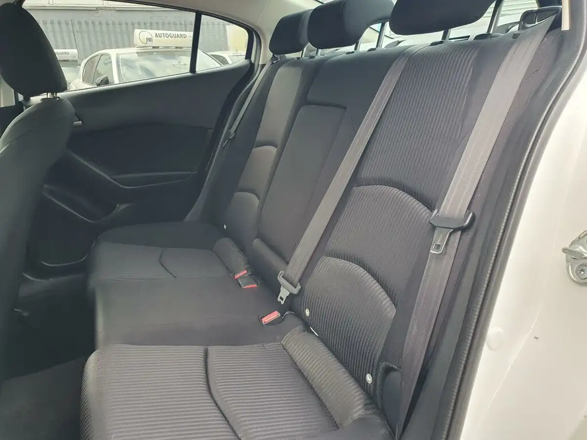 2015-mazda-mazda3-20-se-l-fastback-4d-big-43
