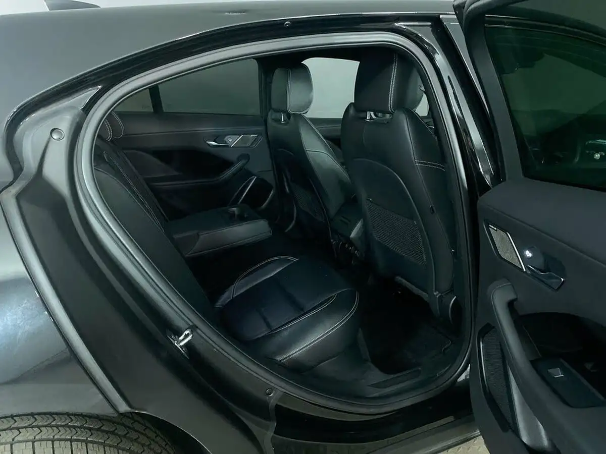2021-jaguar-i-pace-ev400-black-big-18