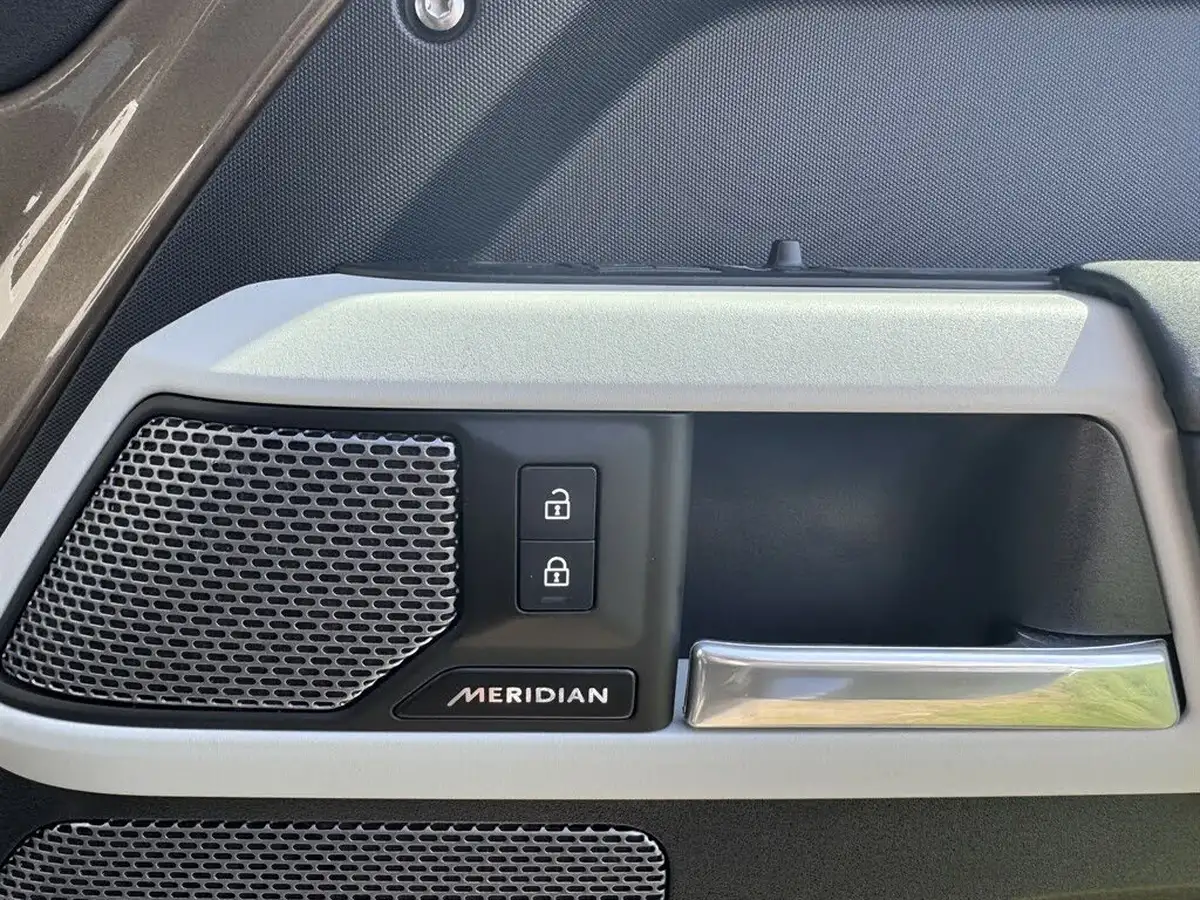 2023-land-rover-110-defender-30-d250-xs-edition-big-21