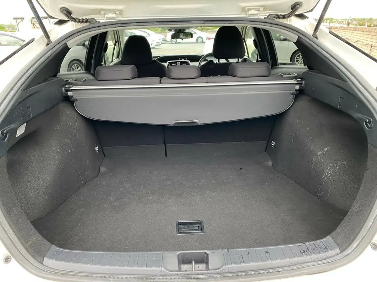 2017-toyota-prius-big-21
