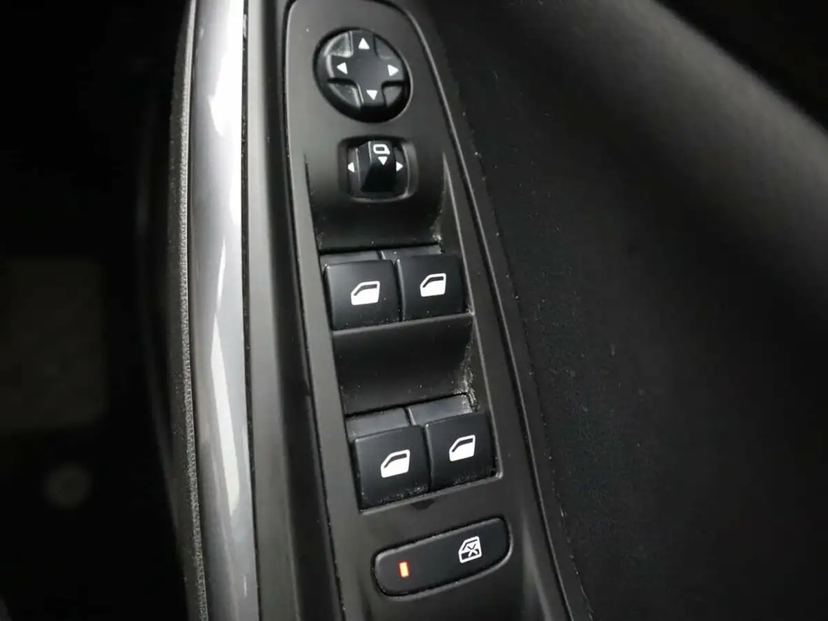 2020-vauxhall-grandland-x-12-elite-nav-big-28