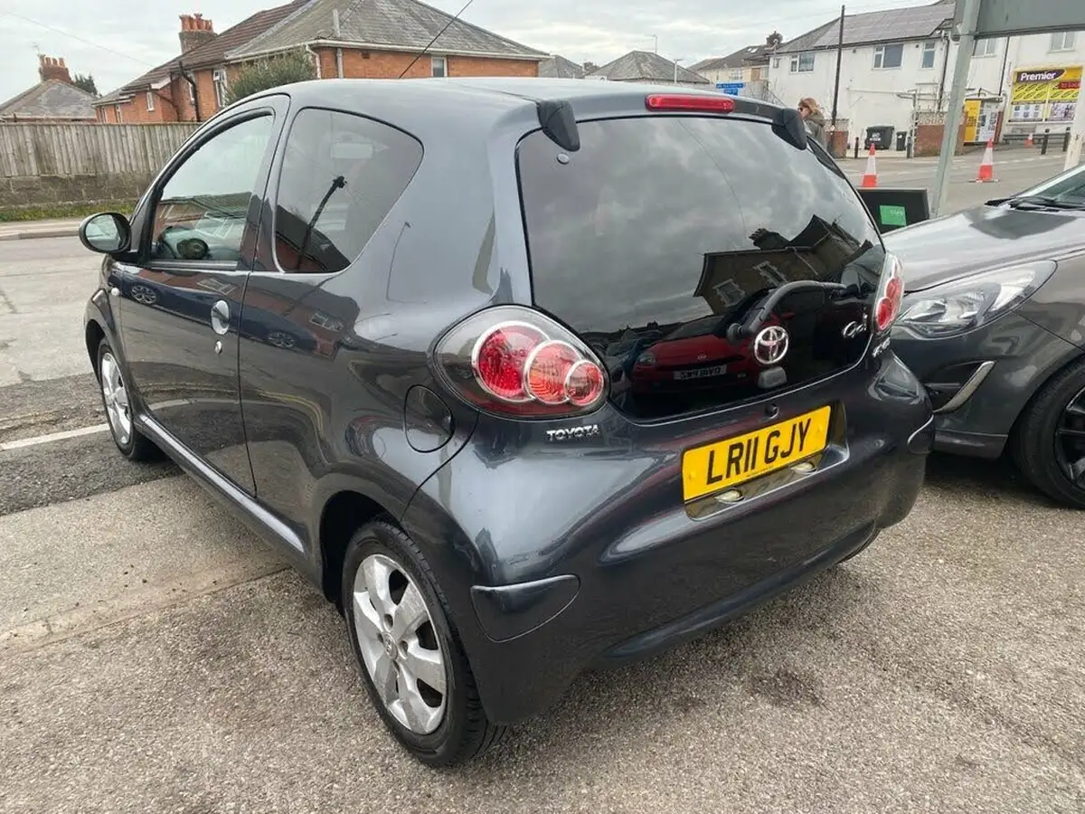 2011-toyota-aygo-10-aygo-go-vvt-i-3d-big-4