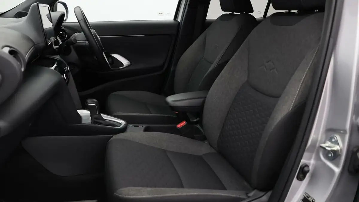 2024-toyota-yaris-cross-15-vvt-i-design-big-13