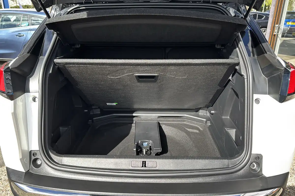 2023-peugeot-3008-suv-12-puretech-allure-premium-eat8-big-22
