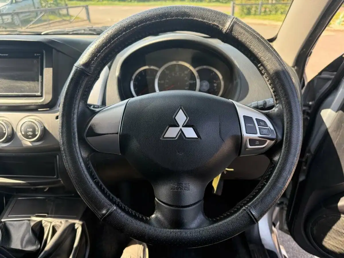2015-mitsubishi-l200-25td-challenger-big-25