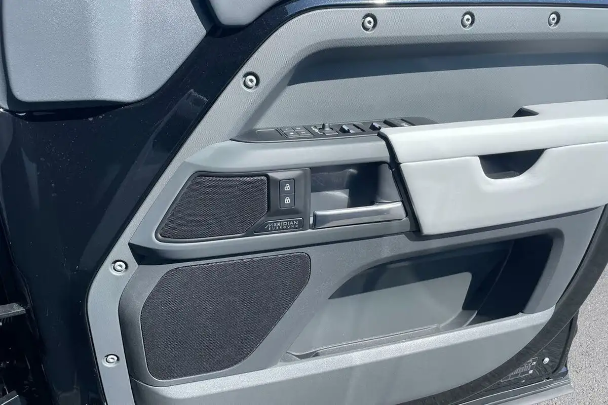 2024-land-rover-110-defender-30-d350-x-dynamic-hse-big-47
