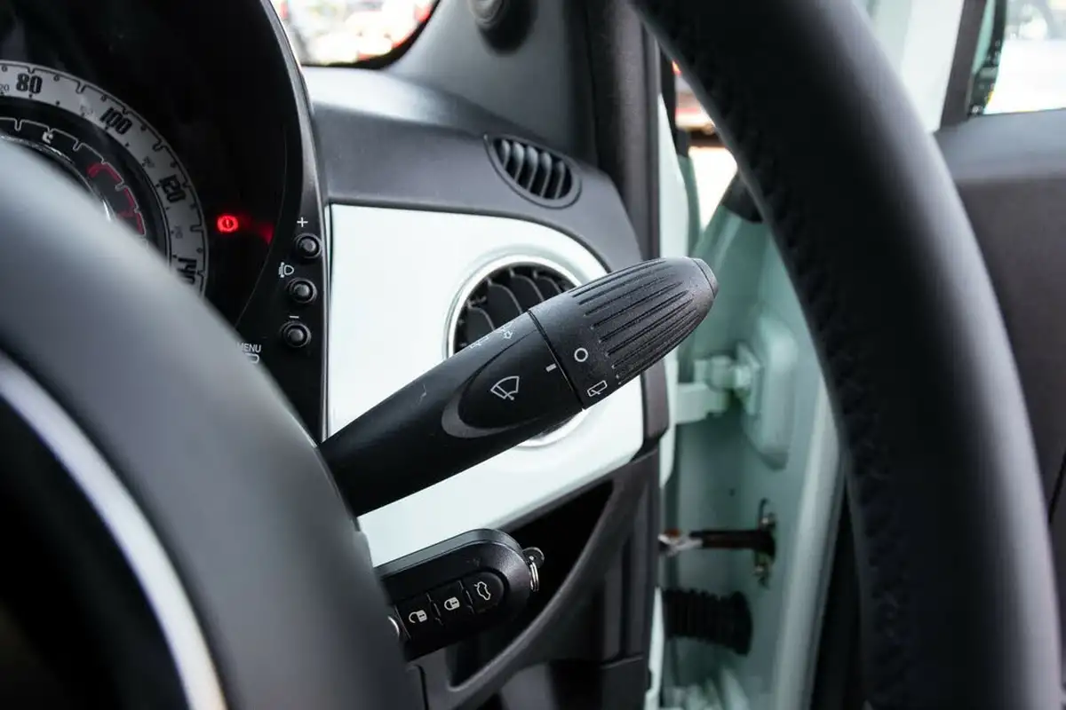 2021-fiat-500-10-lounge-big-17