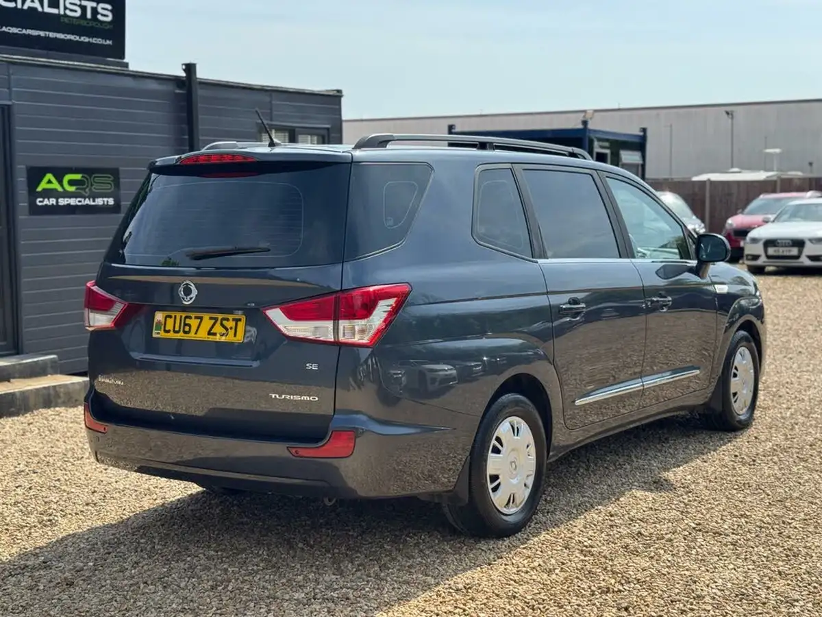 2017-kgm-ssangyong-turismo-22td-se-big-1