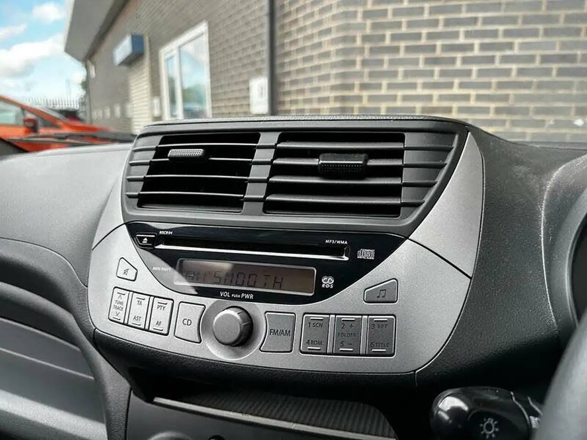 2014-suzuki-alto-10-sz3-big-19