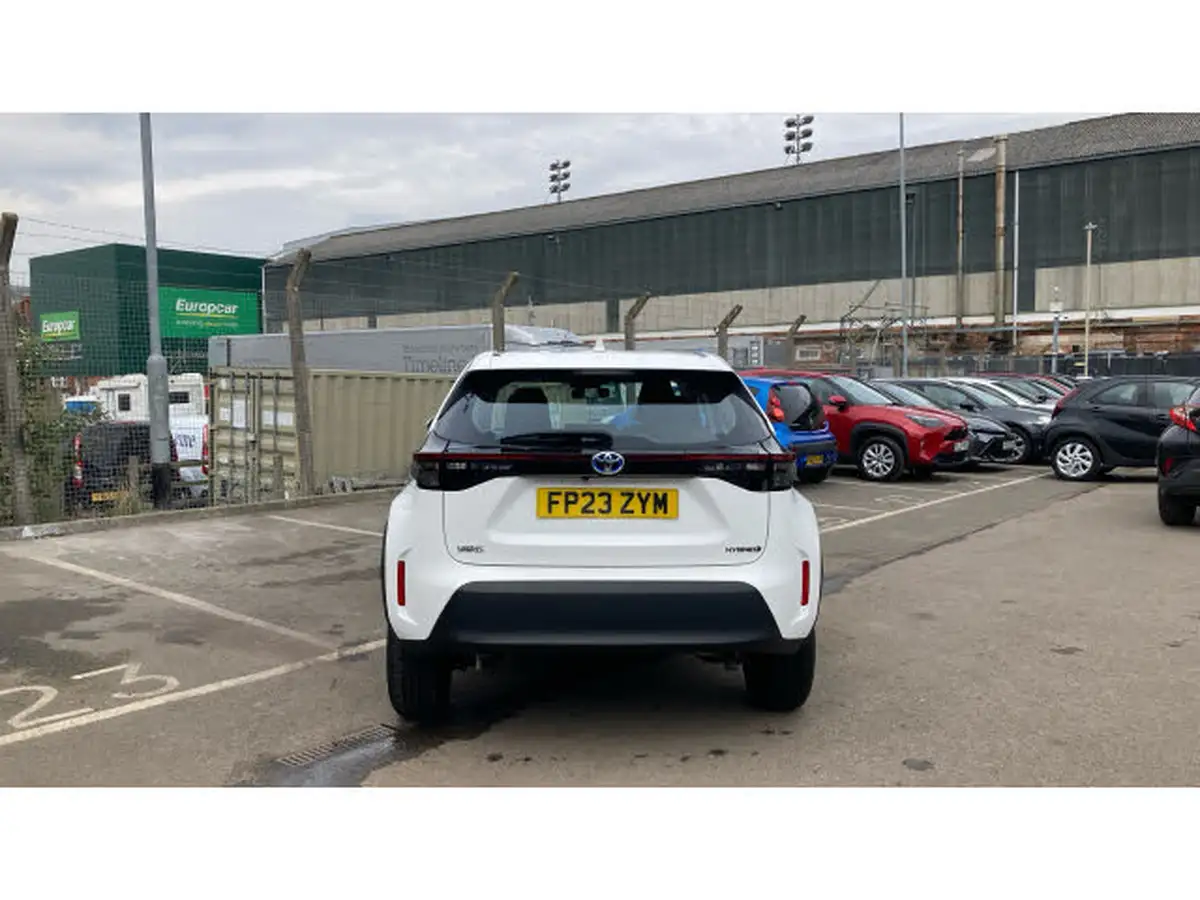 2023-toyota-yaris-cross-15-vvt-i-icon-big-18