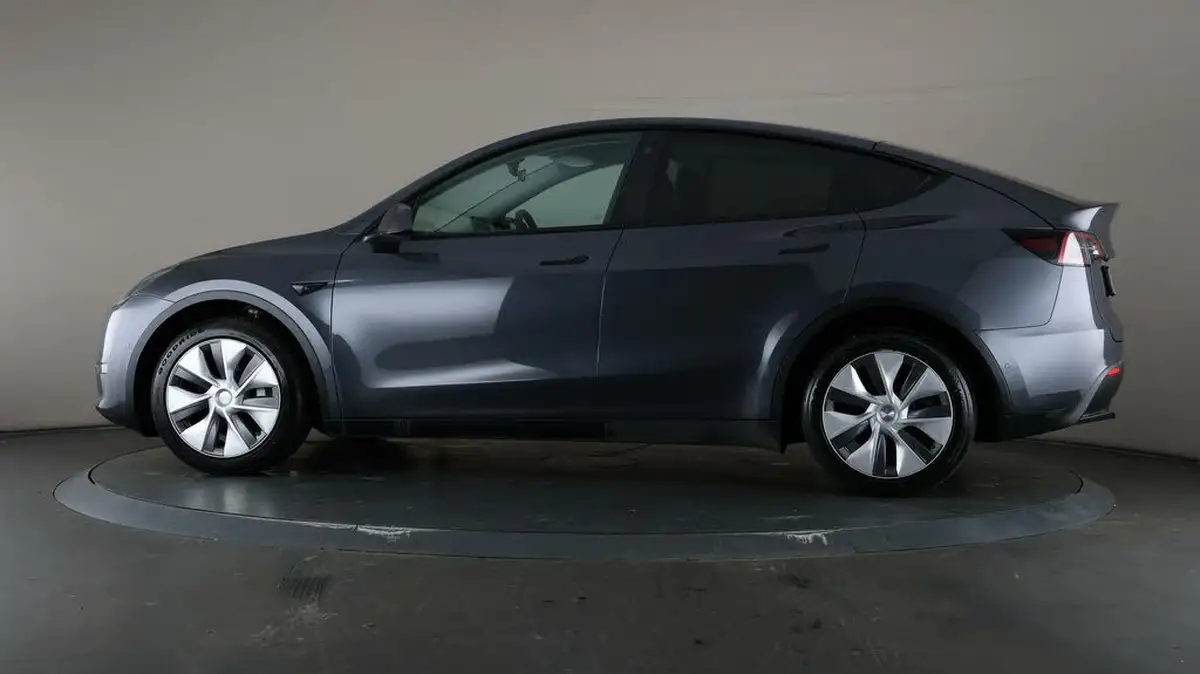 2022-tesla-model-y-e-long-range-big-27