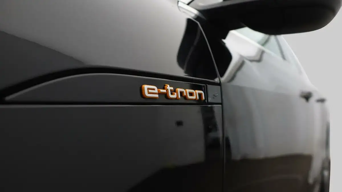2021-audi-e-tron-50e-technik-station-wagon-big-21