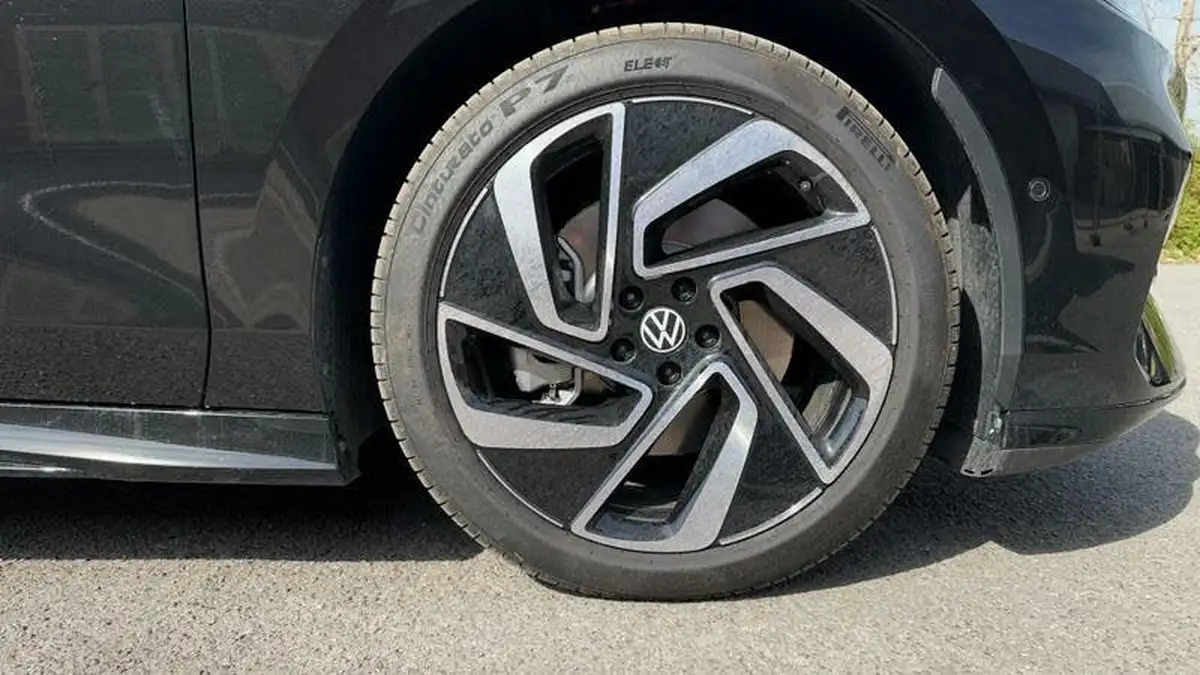 2025-volkswagen-id7-e-pro-match-interior-pack-tourer-big-4