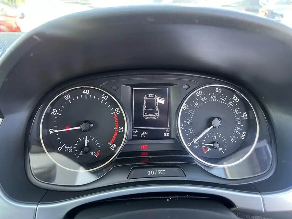 2017-skoda-fabia-10-tsi-redline-big-26