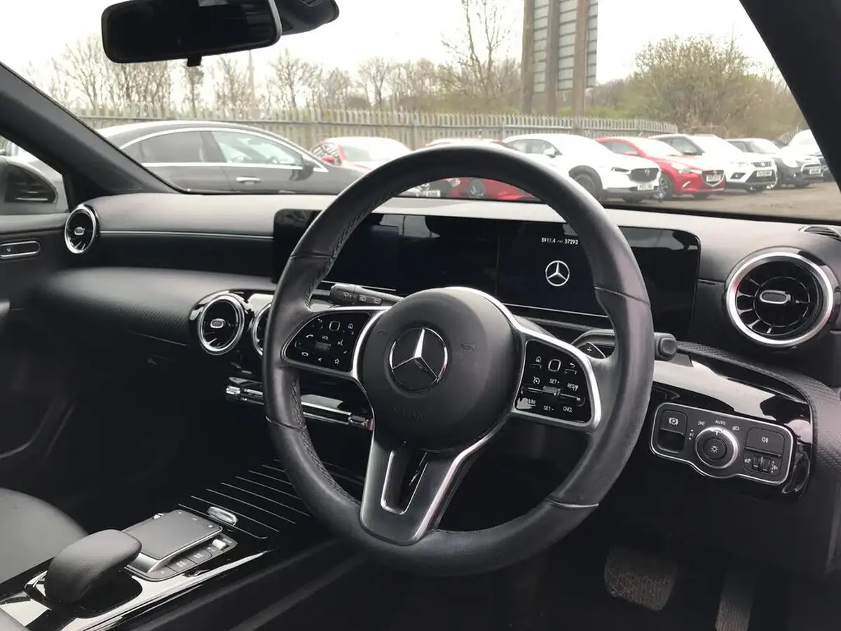 2021-mercedes-benz-a-class-13-a180-se-7g-dct-big-3