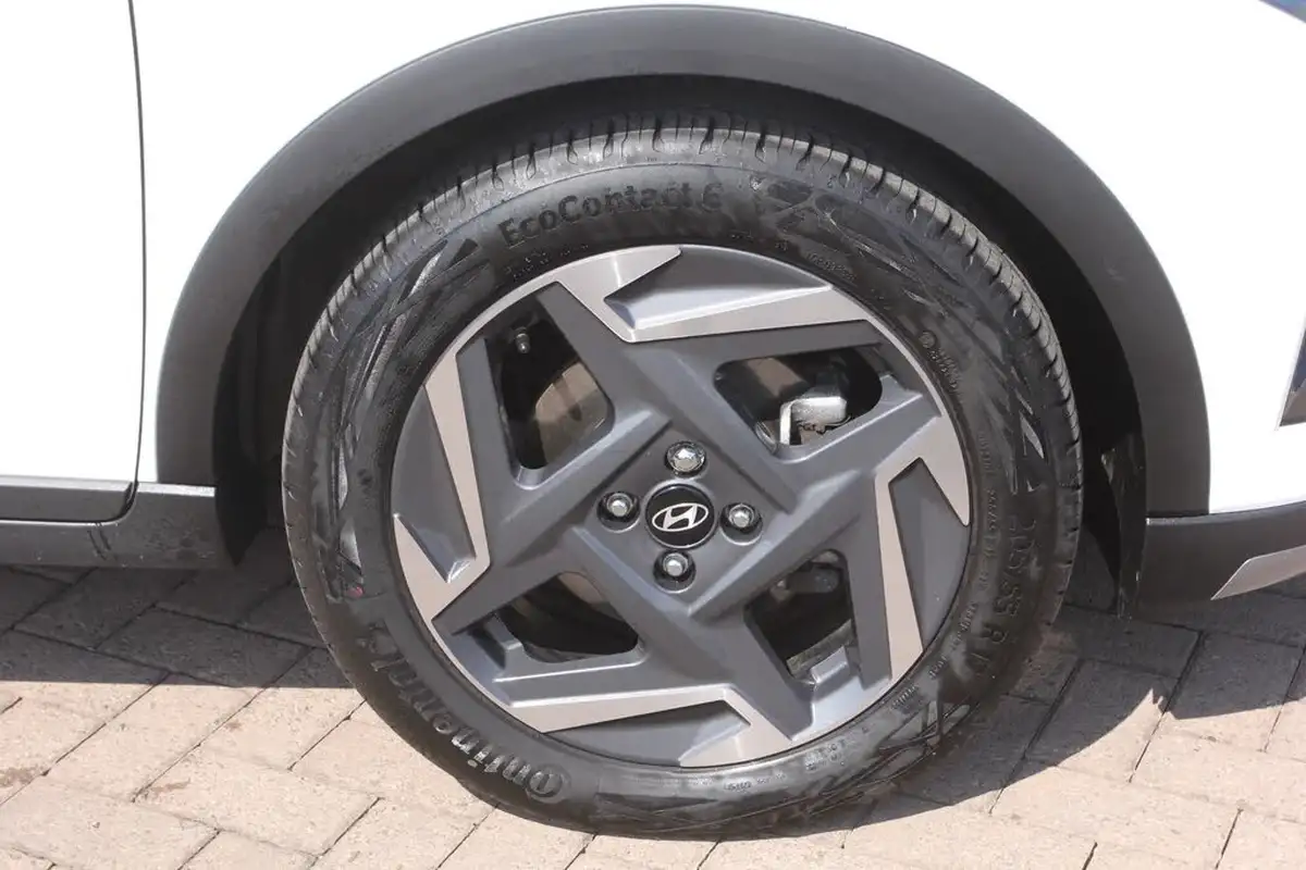 2024-hyundai-bayon-10-t-gdi-premium-100ps-two-tone-roof-big-9