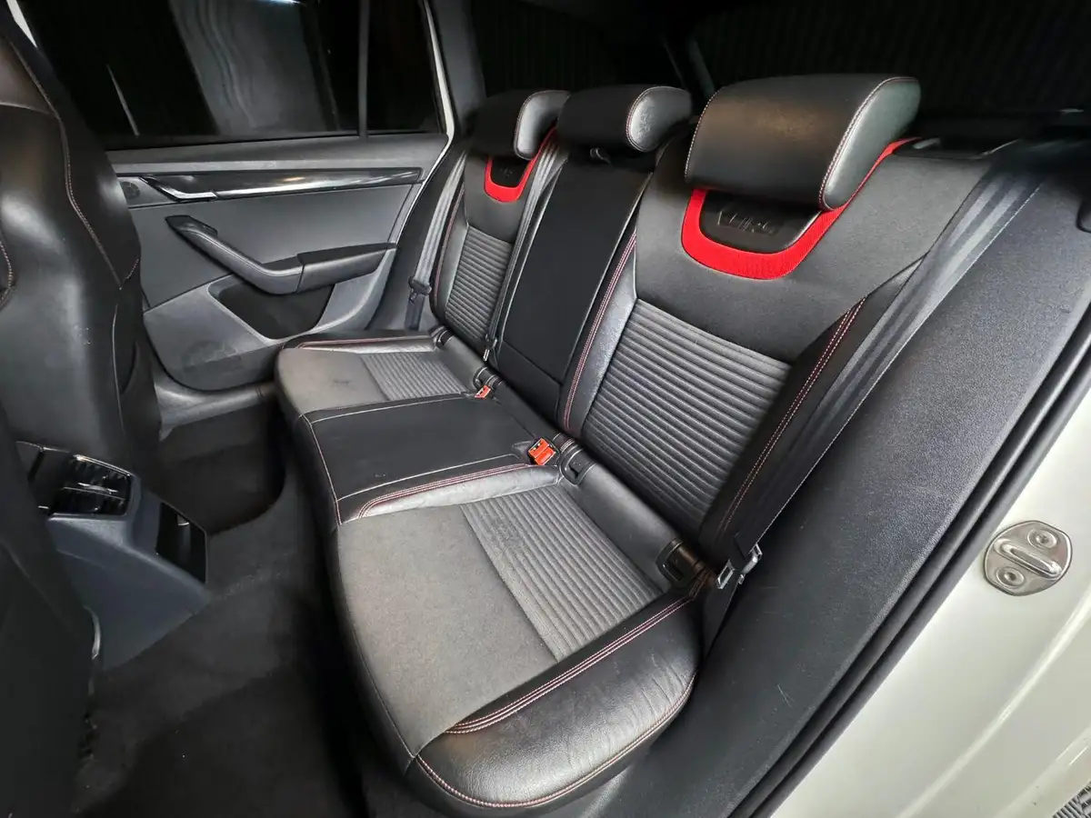 2014-skoda-octavia-20tdi-vrs-estate-dsg-big-18