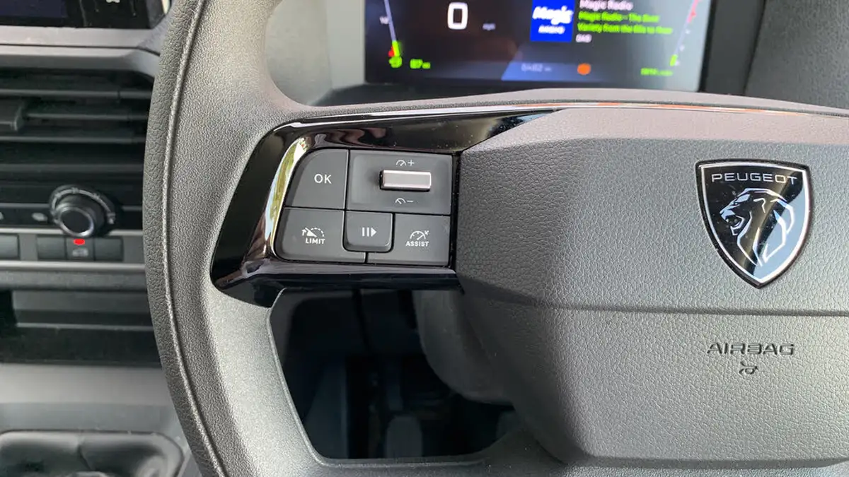 2024-peugeot-expert-20-bluehdi-professional-standard-panel-big-22