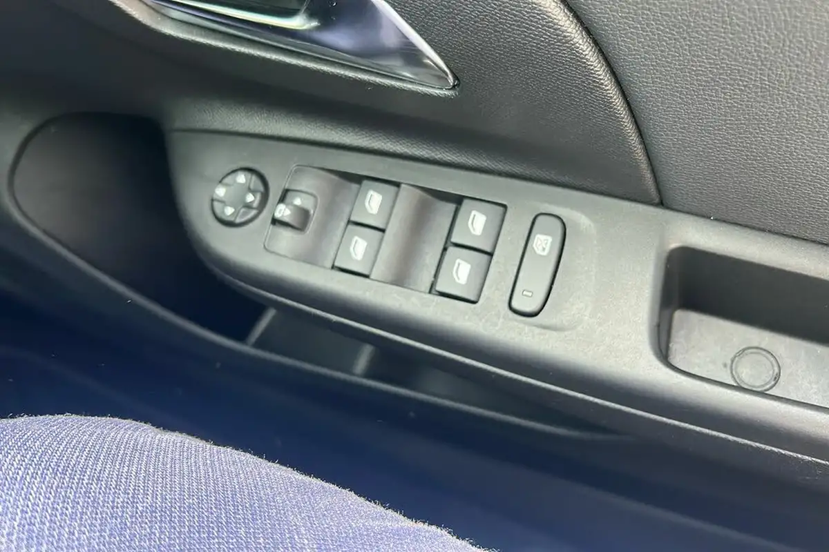 2022-vauxhall-corsa-12-turbo-elite-edition-auto-big-17