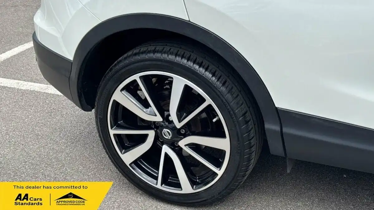 2015-nissan-qashqai-15dci-tekna-big-45