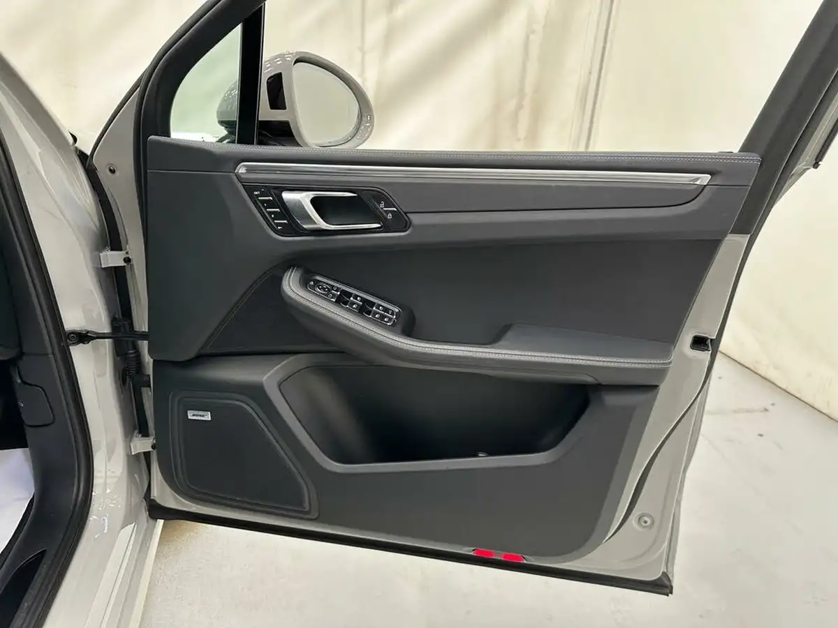 2022-porsche-macan-20-big-11
