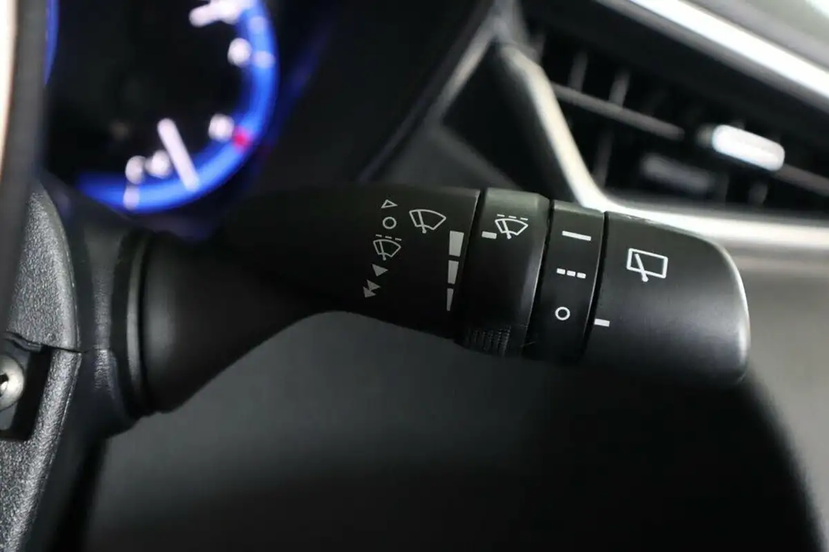 2022-toyota-corolla-18-vvt-i-icon-120bhp-trk-hatchback-5d-big-15