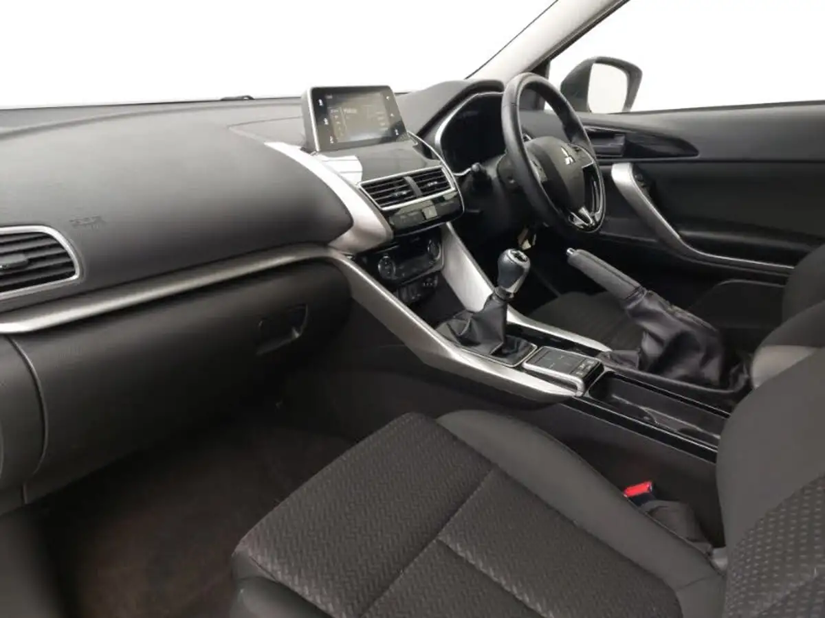 2020-mitsubishi-eclipse-cross-15-design-se-big-4