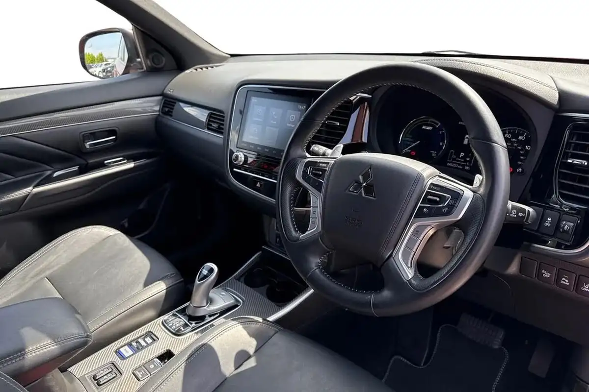 2019-mitsubishi-outlander-24-dynamic-safety-phev-big-13