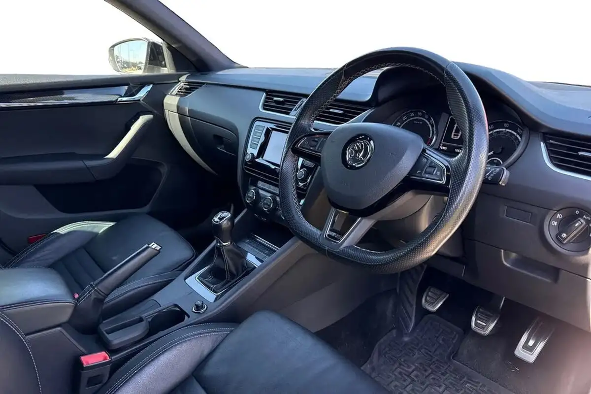 2014-skoda-octavia-20tdi-vrs-estate-big-13