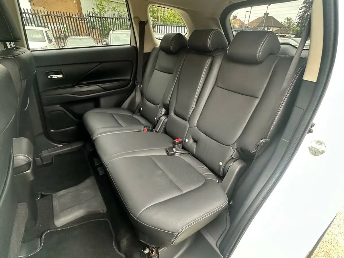 2015-mitsubishi-outlander-20-gx3h-phev-5st-big-14