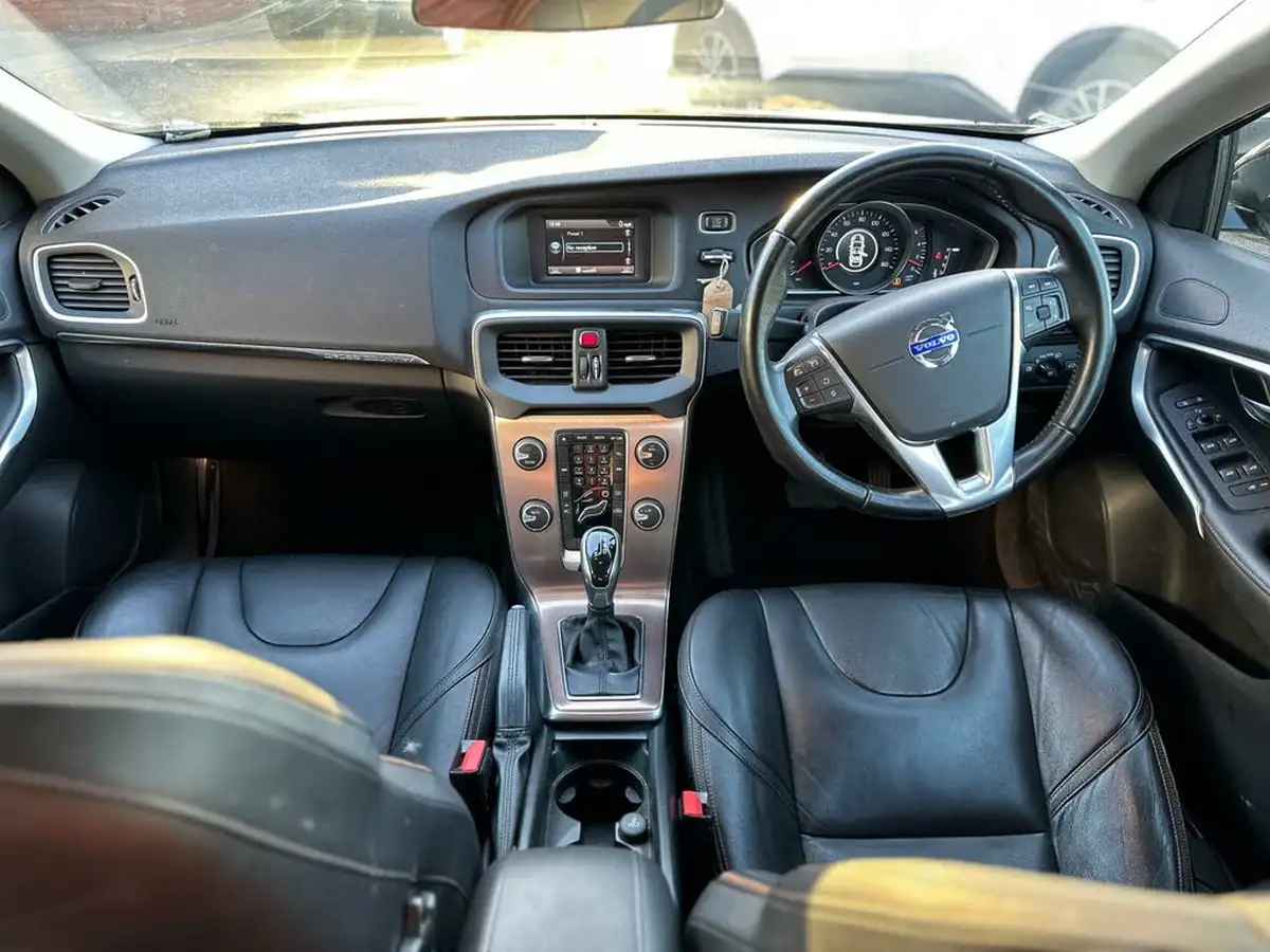 2014-volvo-v40-16td-d2-cross-country-lux-powershift-big-13