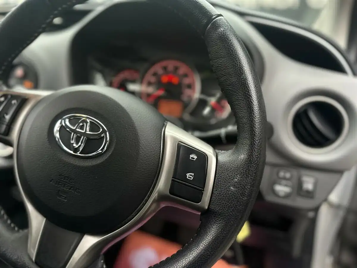 2014-toyota-yaris-133-icon-5d-big-7
